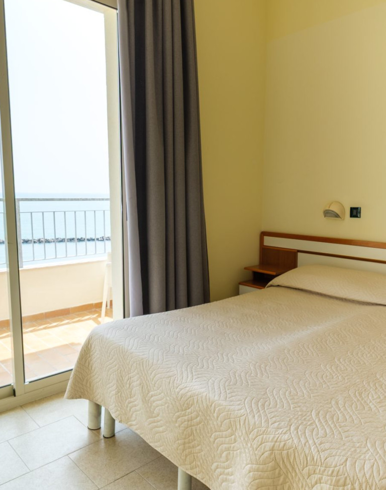 media.1750351408_classic25_-_camera_comunicante-2