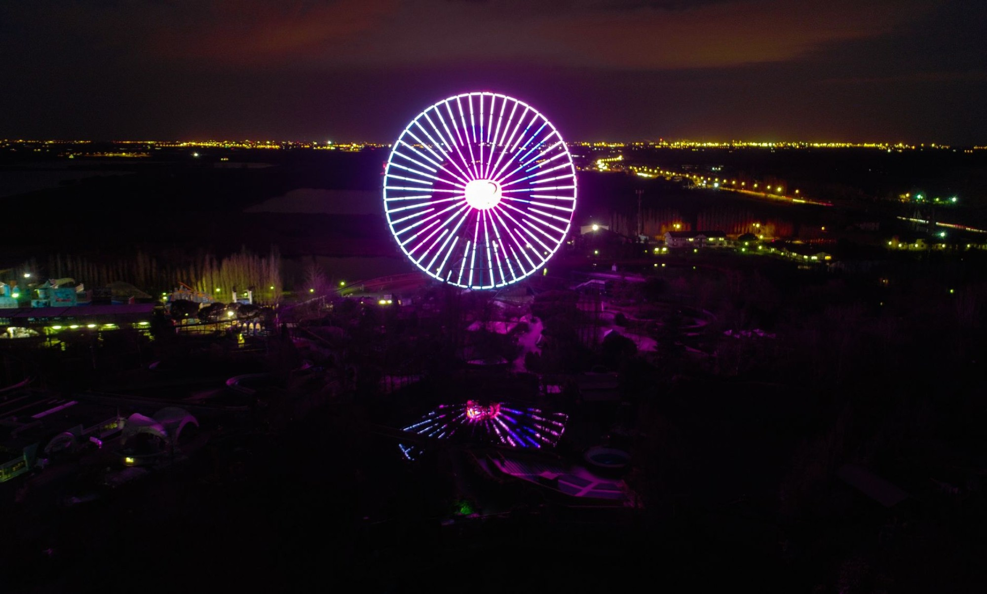 media.1738929271_mirabilandia-foto-ruota-notte_(1)